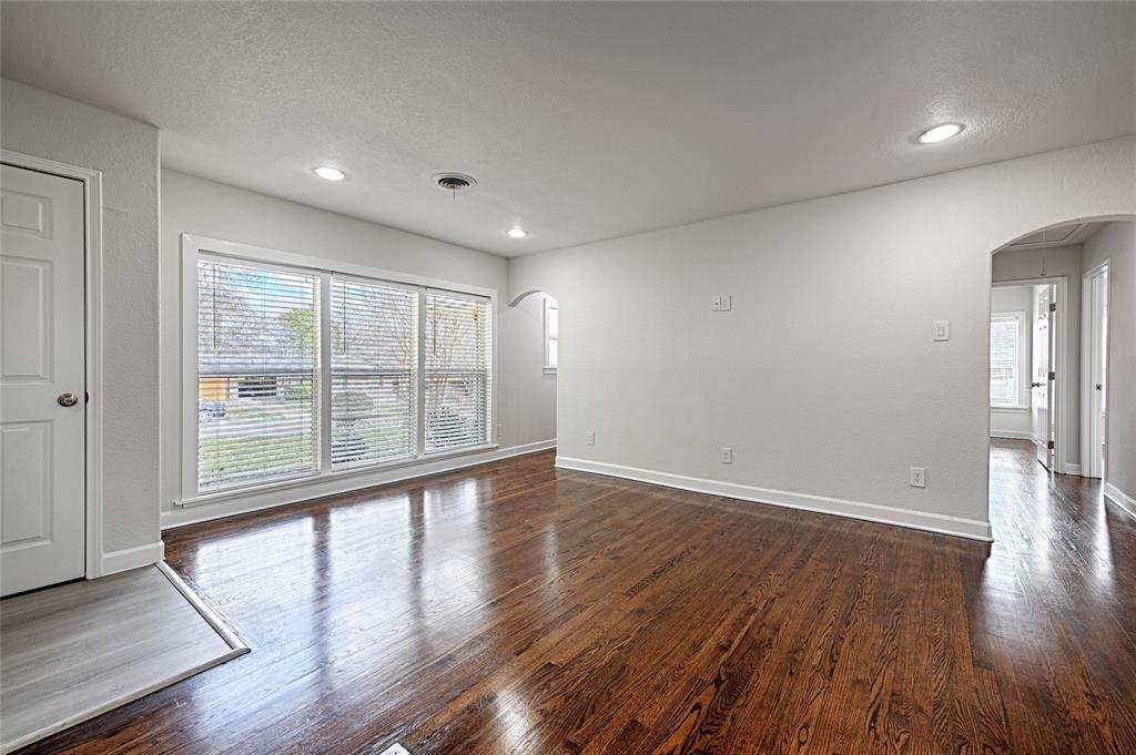 869 Peavy Road Dallas, TX 75218 - Photo 6 of 31