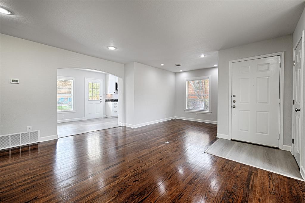 869 Peavy Road Dallas, TX 75218 - Photo 7 of 31