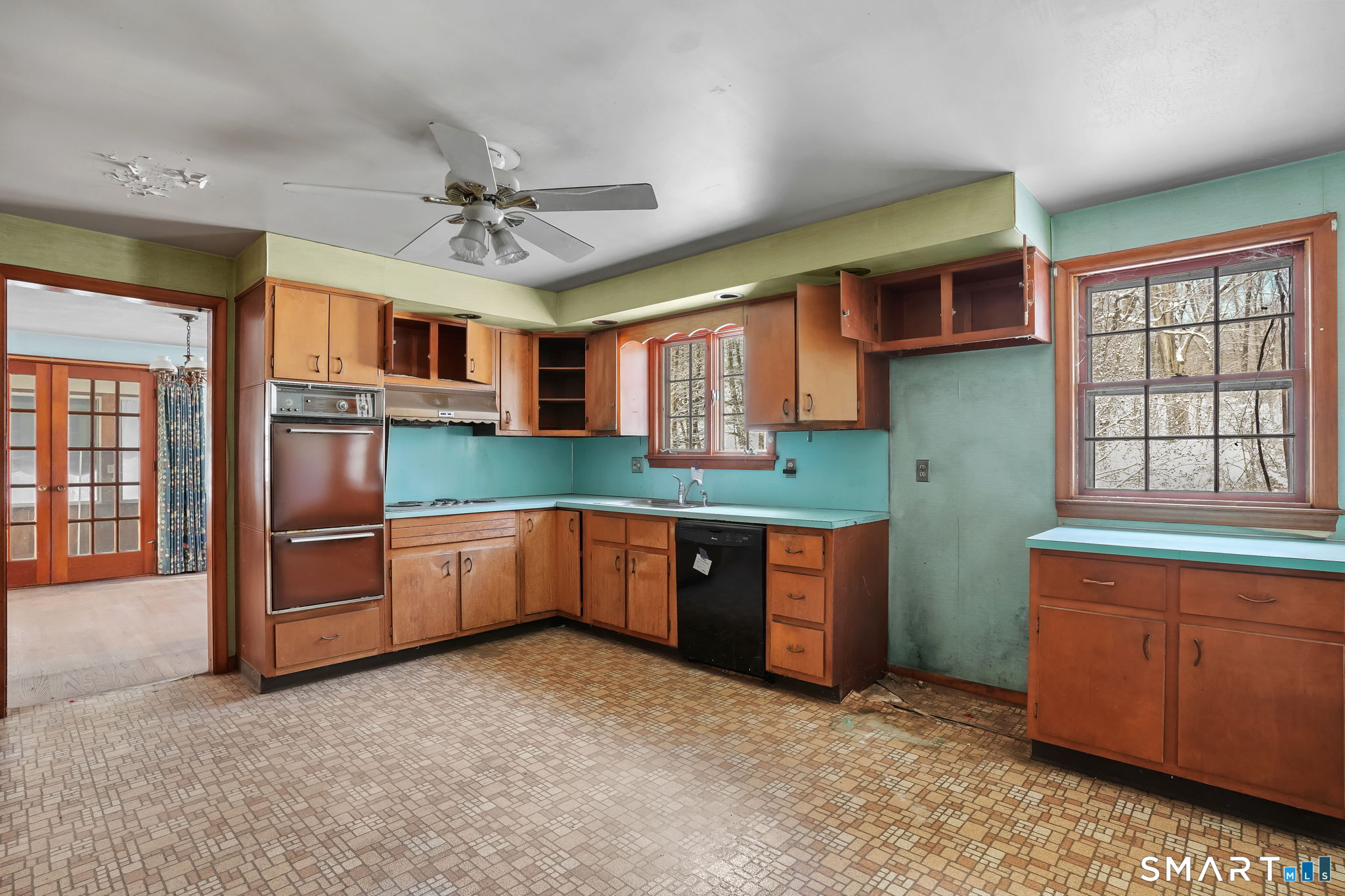 10 Pasture Lane Simsbury, CT 06092 - Photo 14 of 40 a kitchen with granite countertop a stove and cabinets