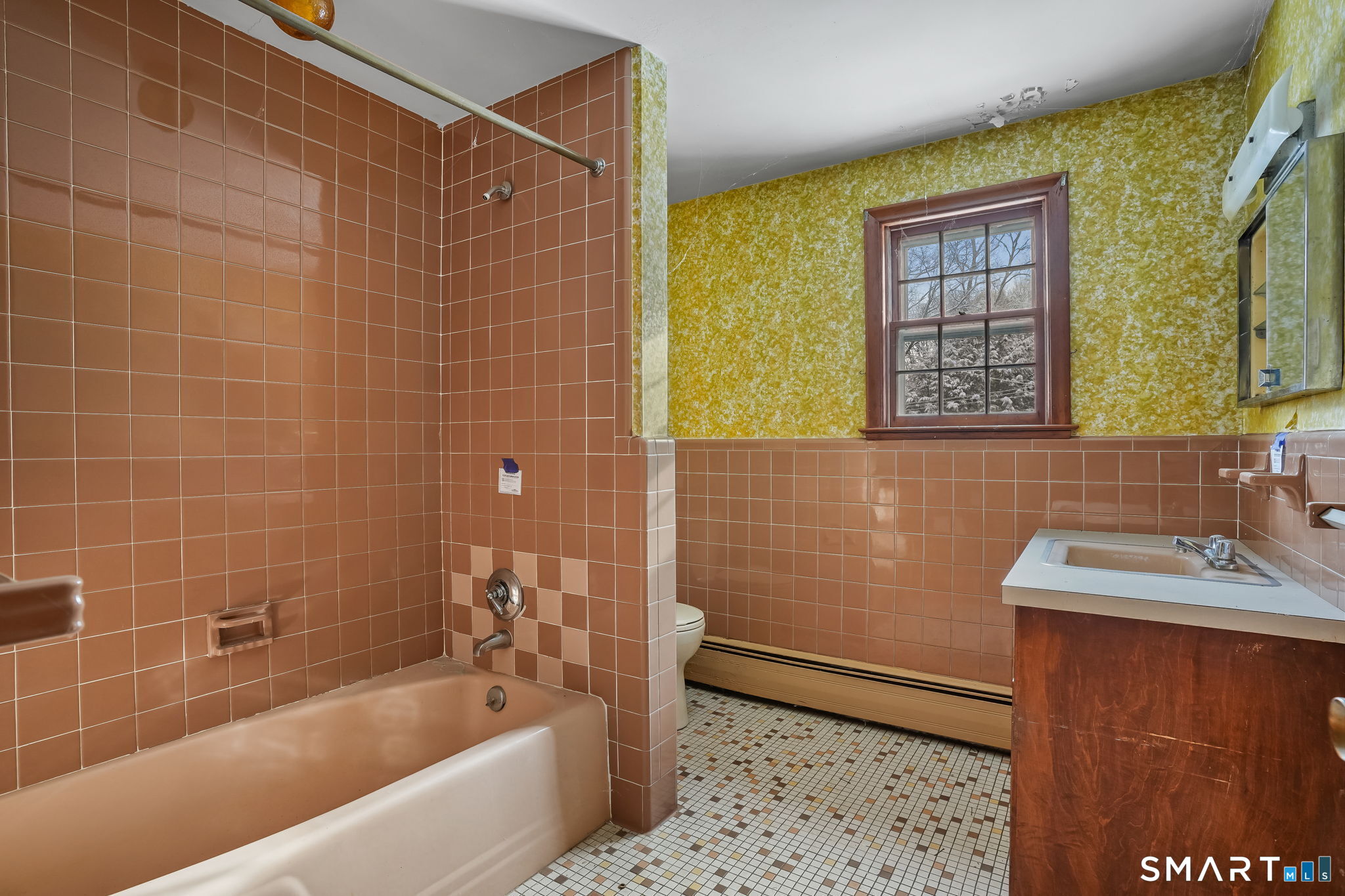 10 Pasture Lane Simsbury, CT 06092 - Photo 18 of 40 a bathroom with a sink mirror toilet and bathtub