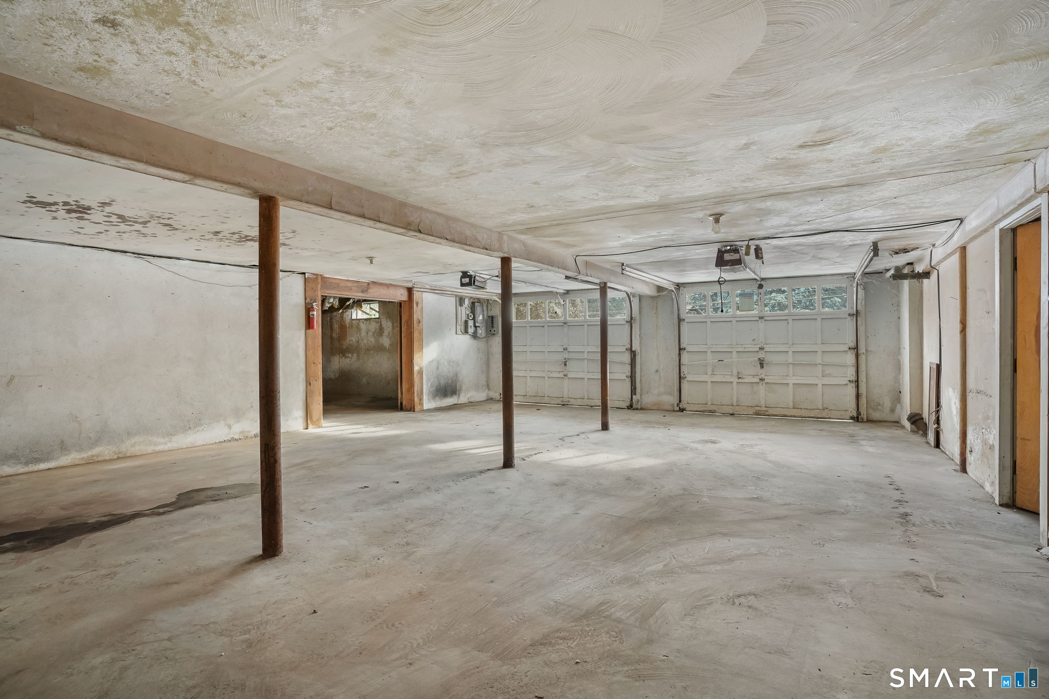 10 Pasture Lane Simsbury, CT 06092 - Photo 32 of 40 a view of a garage