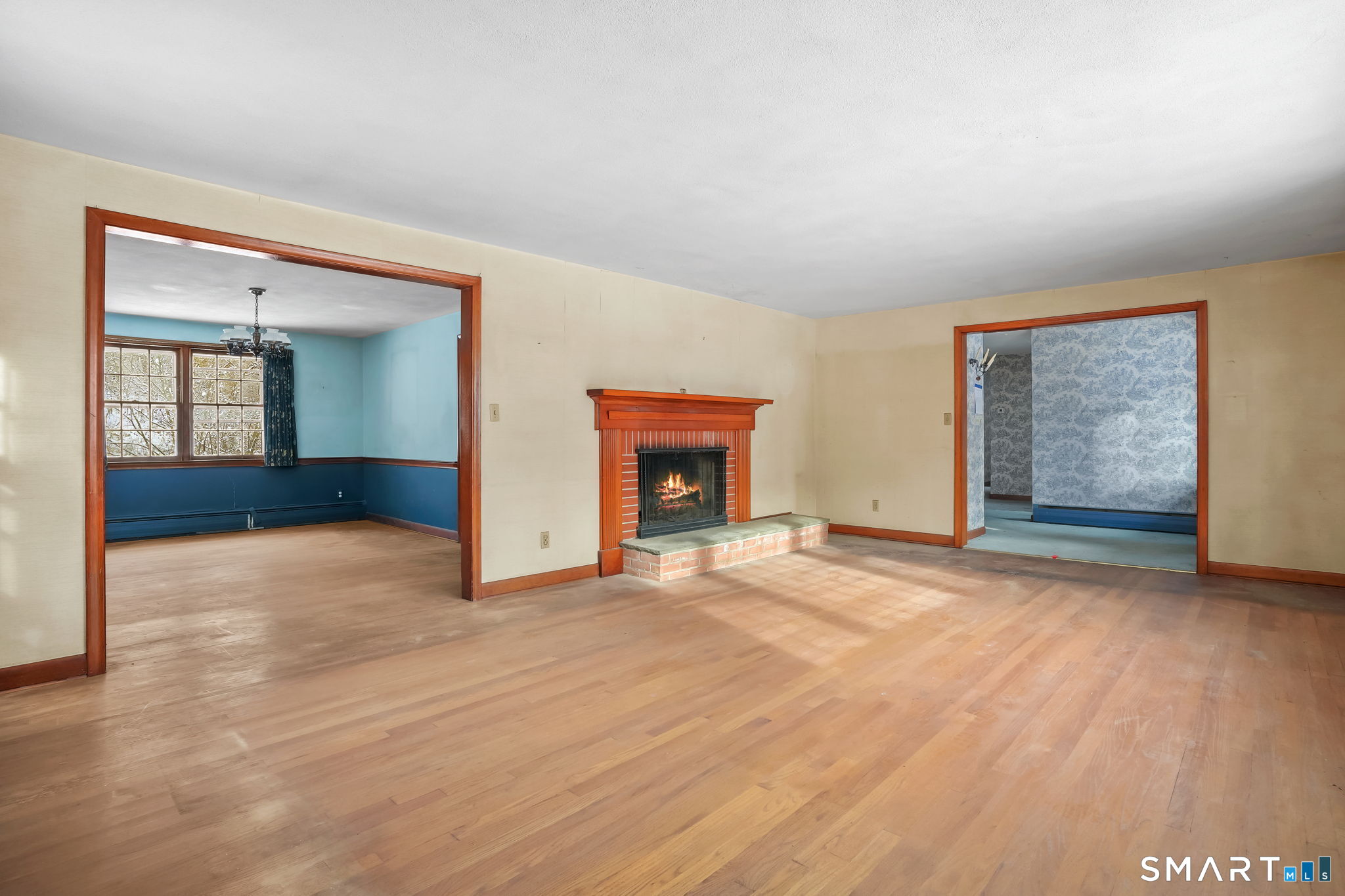 10 Pasture Lane Simsbury, CT 06092 - Photo 7 of 40 an empty room with wooden floor and mirror