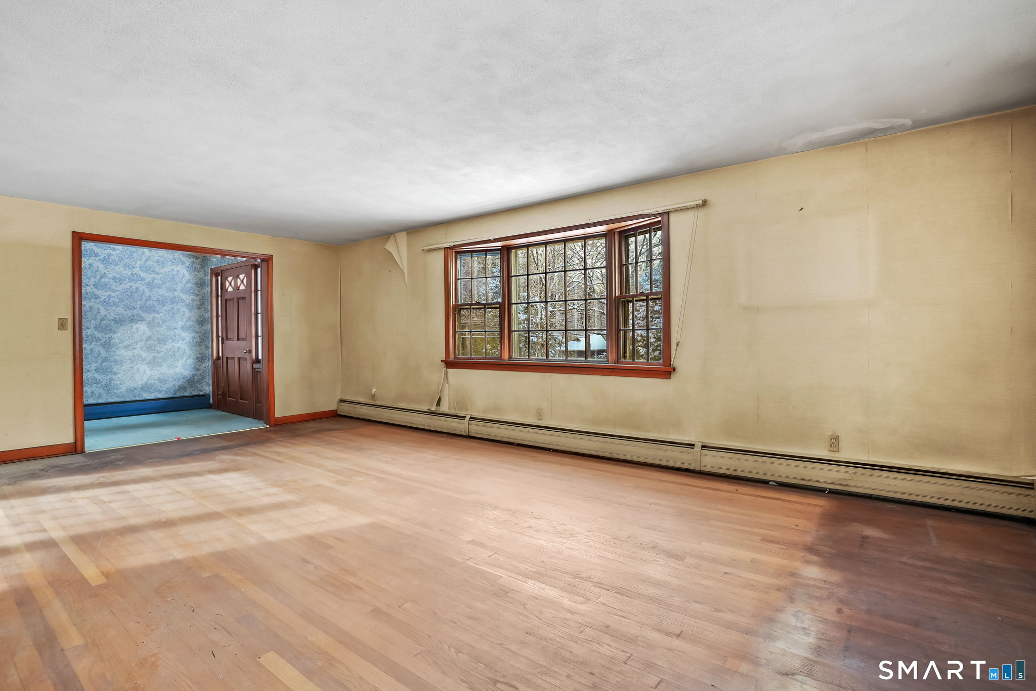 10 Pasture Lane Simsbury, CT 06092 - Photo 8 of 40 an empty room with windows