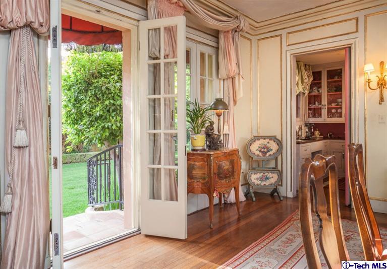 1126 Hillcrest Avenue Pasadena, CA 91106 - Photo 17 of 67 a view of a livingroom with furniture and front door