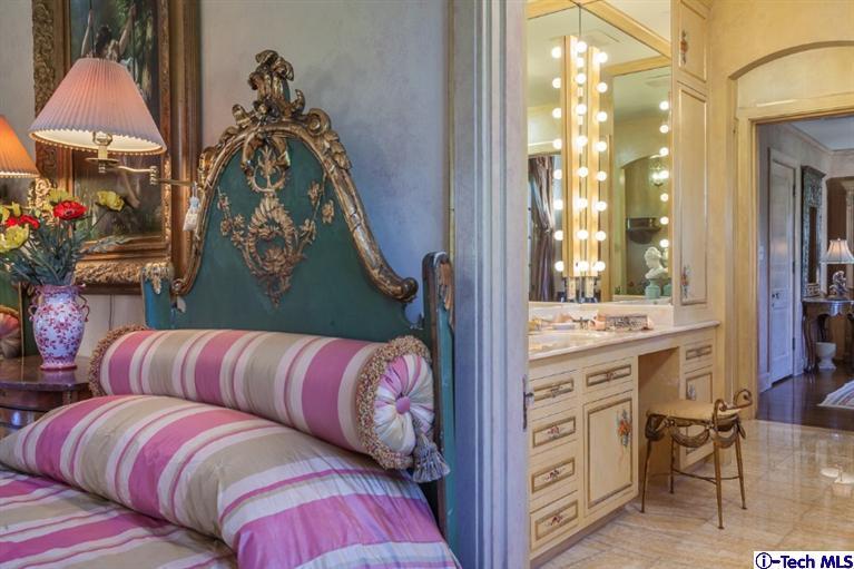 1126 Hillcrest Avenue Pasadena, CA 91106 - Photo 29 of 67 a living room with furniture