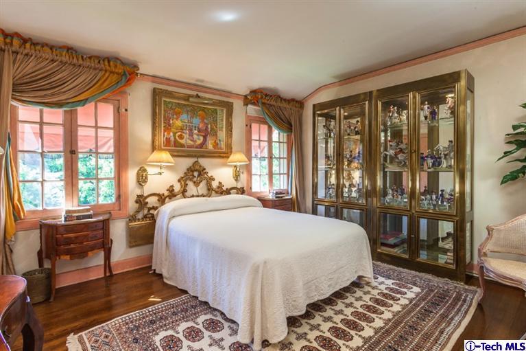 1126 Hillcrest Avenue Pasadena, CA 91106 - Photo 37 of 67 a bedroom with a large bed and a window