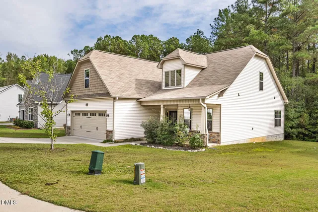 a view of a house with backyard