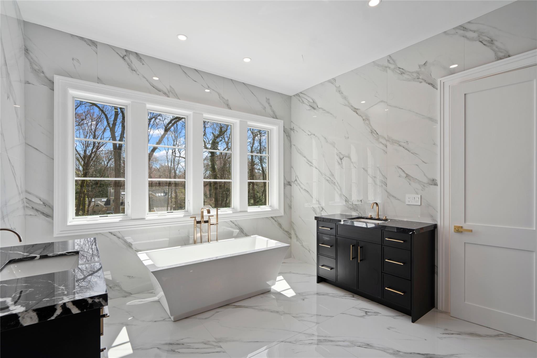 20 Knollwood Road Muttontown, NY 11545 - Photo 23 of 41 Primary suite full bathroom