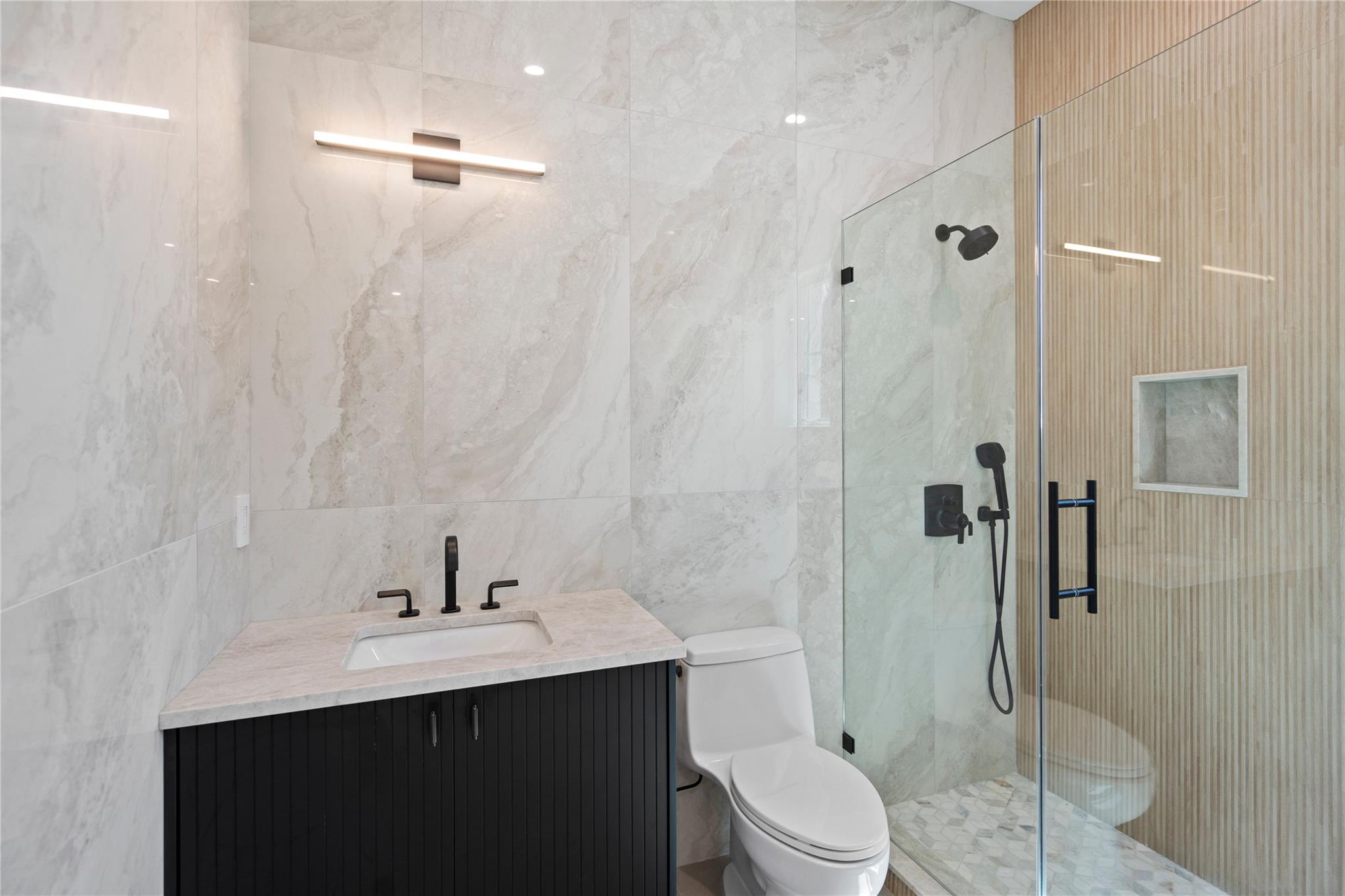 20 Knollwood Road Muttontown, NY 11545 - Photo 27 of 41 En-Suite Full bathroom