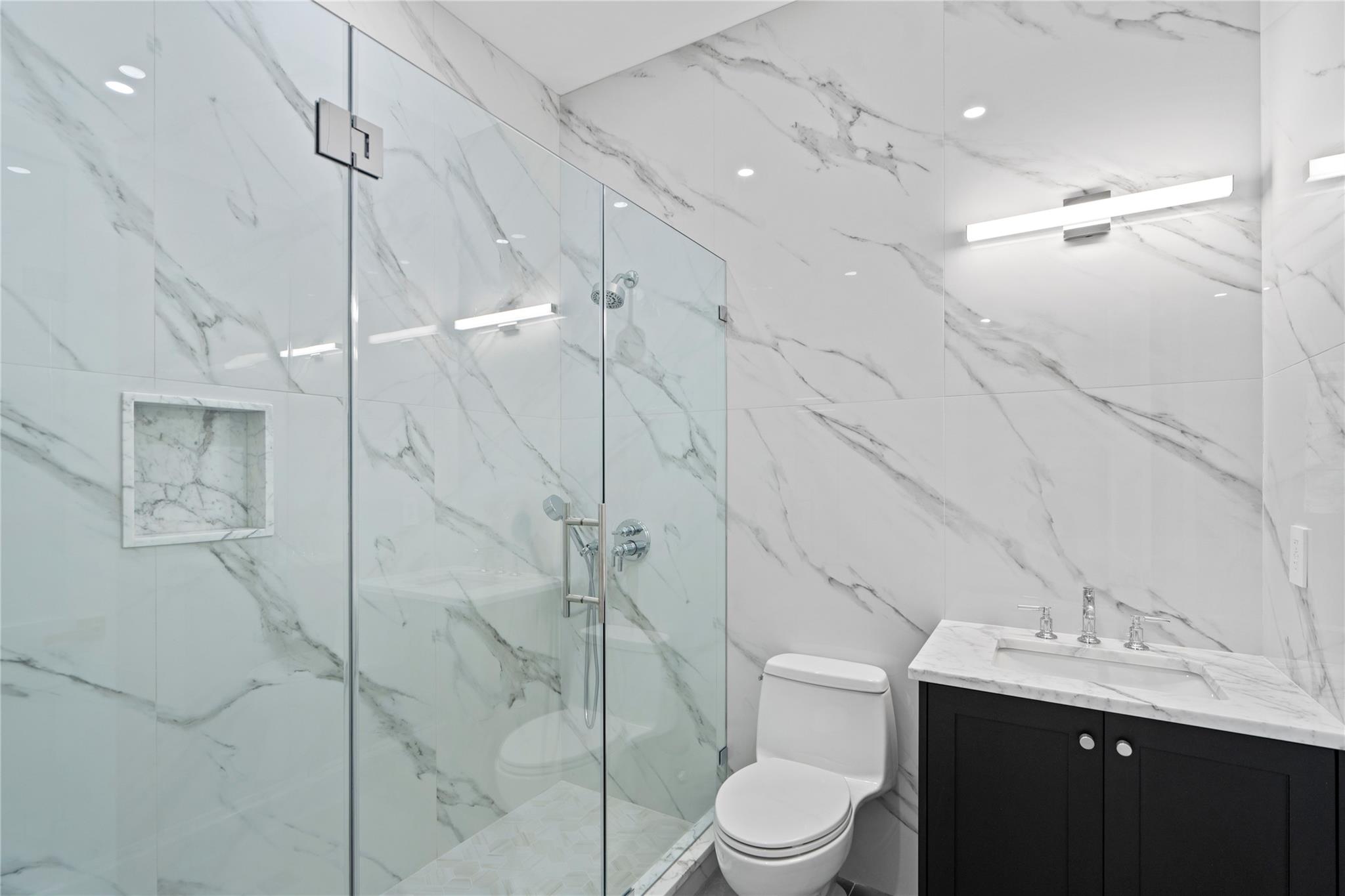 20 Knollwood Road Muttontown, NY 11545 - Photo 33 of 41 en-suite full bathroom