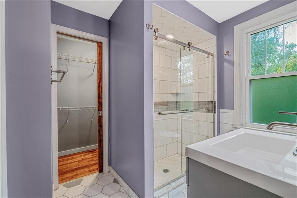 200 Spring Avenue Pittsburgh, PA 15202 - Photo 28 of 43 a view of bathroom with shower and window