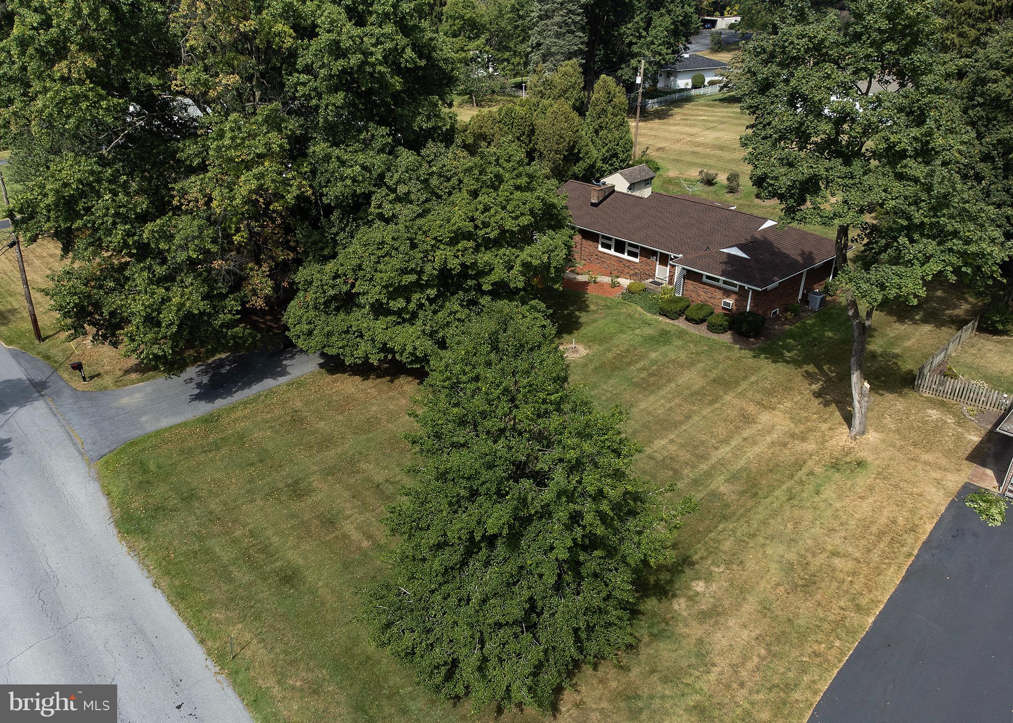 4306 Lakeview Road Harrisburg, PA 17112 - Photo 5 of 54 Large front yard