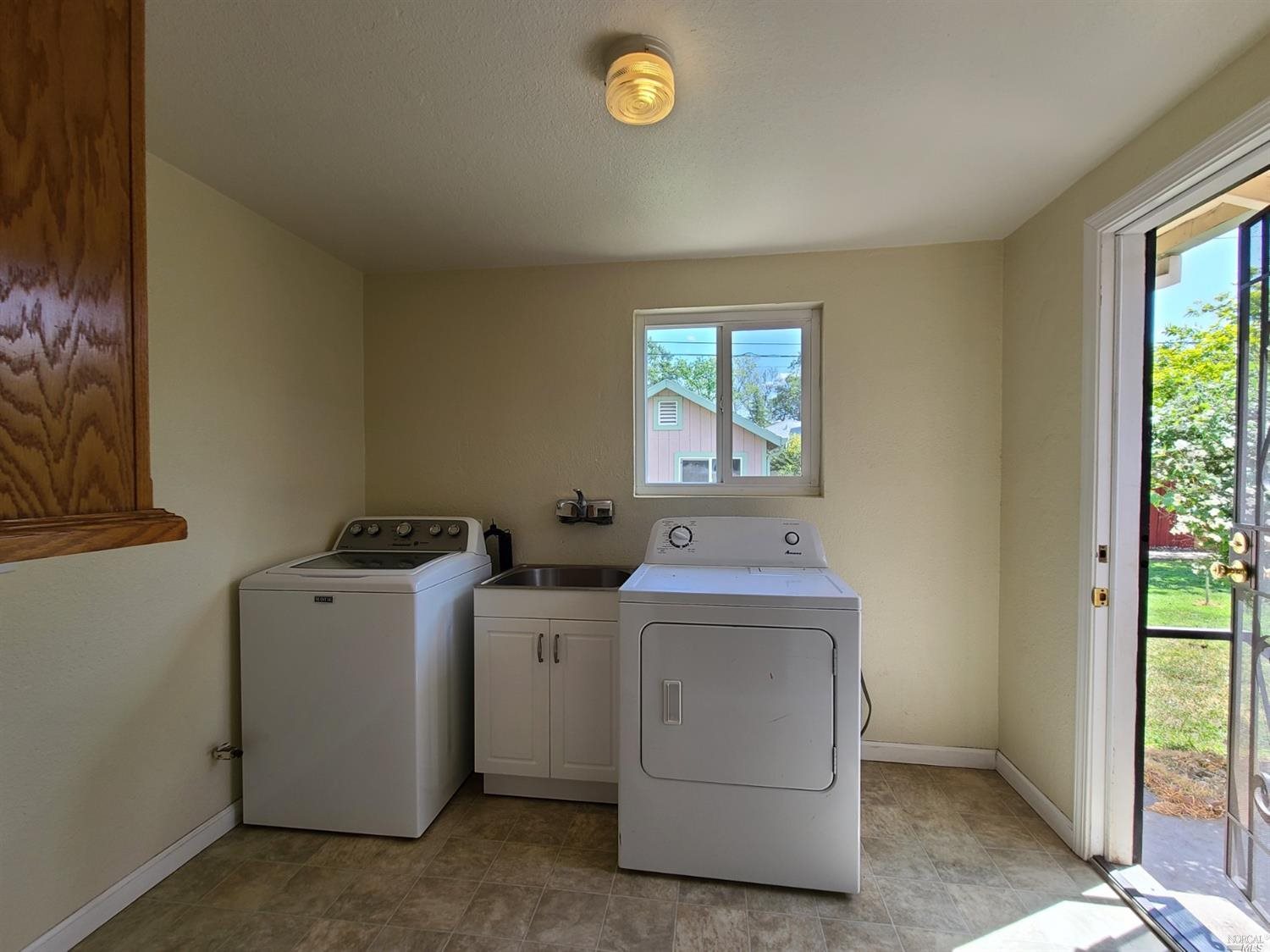 129 Maple Street Vacaville, CA 95688 - Photo 10 of 14 a utility room with dryer and washer