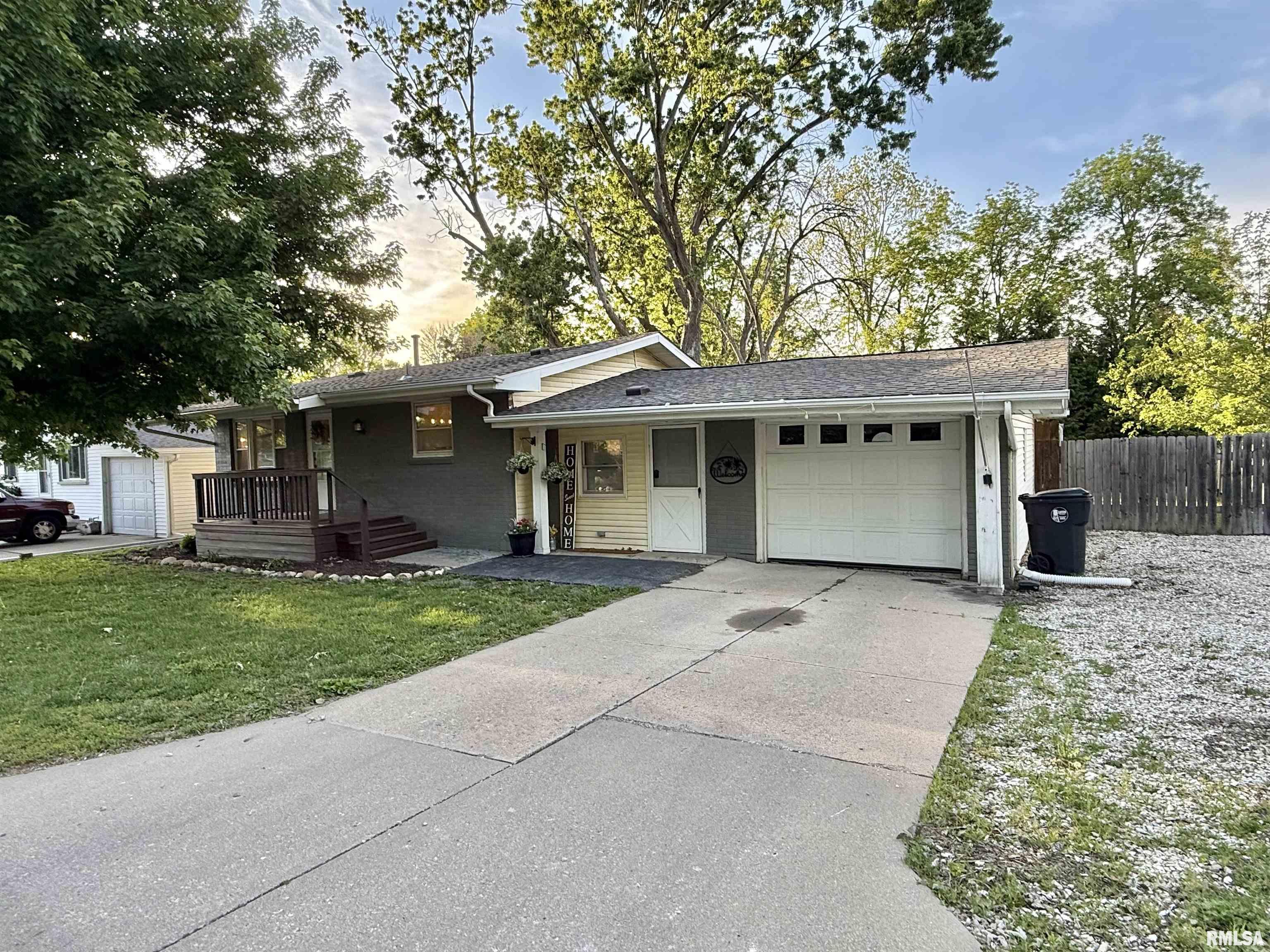 1035 East Myrtle Street Canton, IL 61520 - Photo 3 of 25