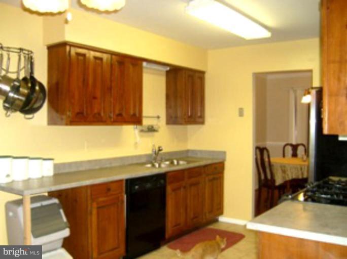 8817 Rachell Court Manassas, VA 20110 - Photo 2 of 11 Kitchen