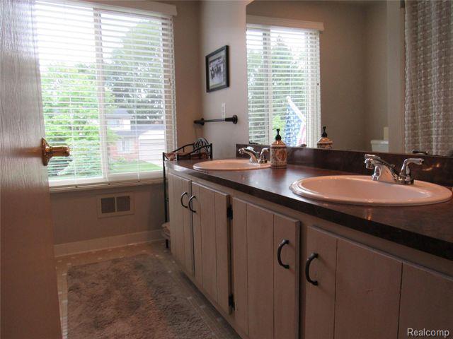 3056 Rolling Green Circle South Rochester Hills, MI 48309 - Photo 19 of 28