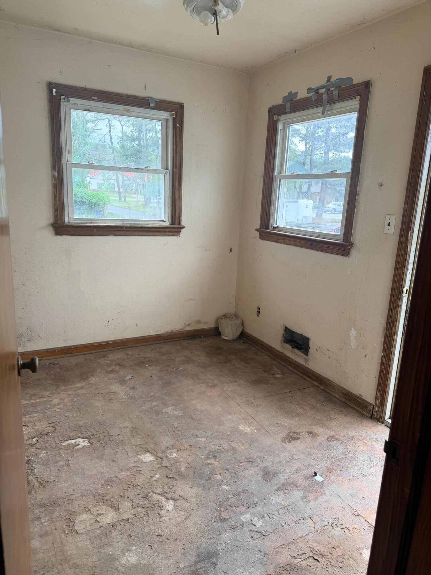 300 East Riverside Drive Salem, VA 24153 - Photo 4 of 11 an empty room with windows
