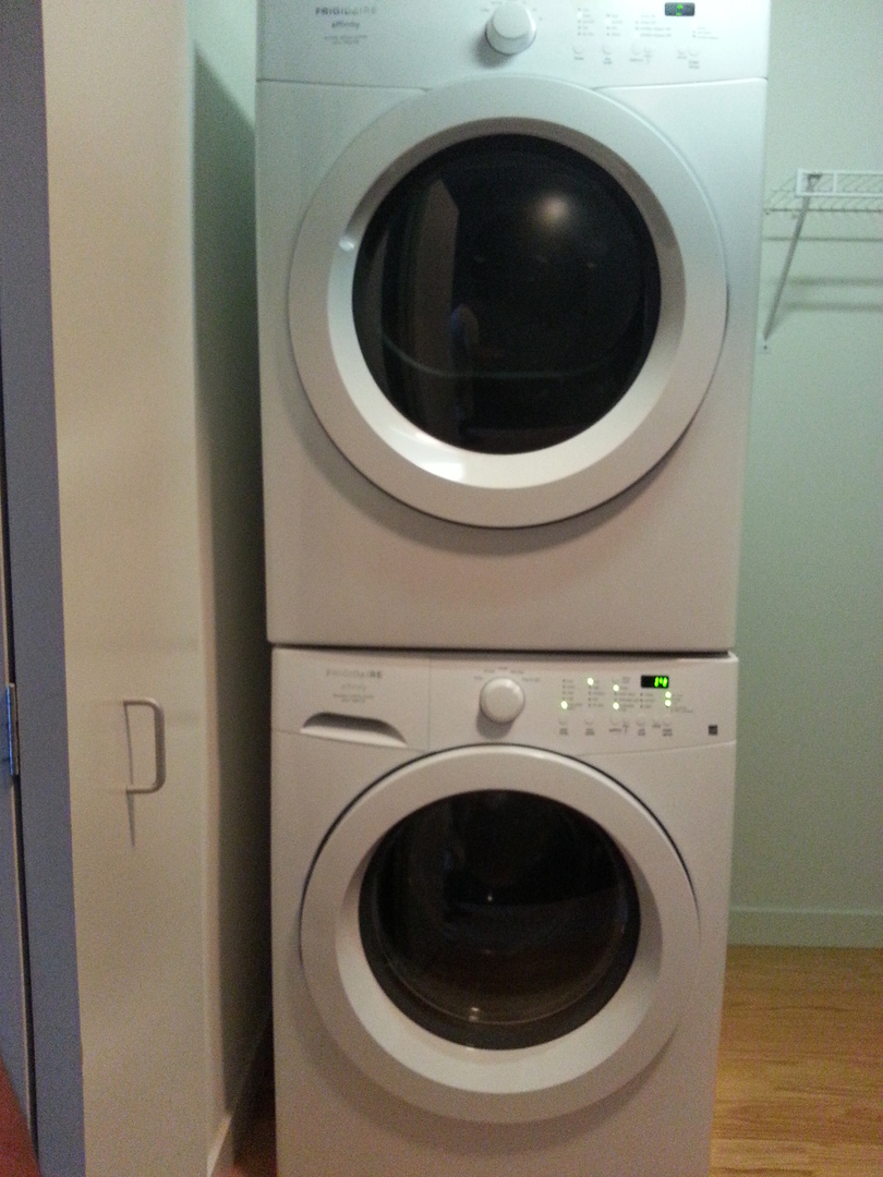 235 West Van Buren Street, Unit 2906 Chicago, IL 60607 - Photo 10 of 11 a utility room with dryer and washer