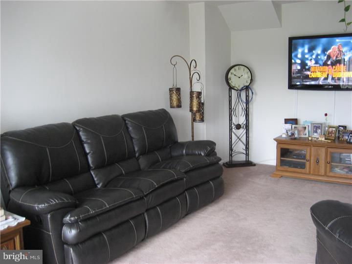 9544 State Rd., Unit B Philadelphia, PA 19114 - Photo 2 of 15 Living Room
