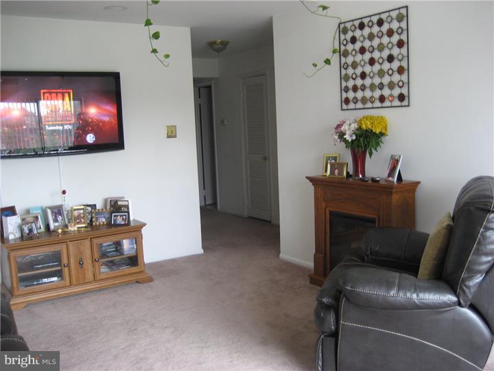 9544 State Rd., Unit B Philadelphia, PA 19114 - Photo 4 of 15 Living Room
