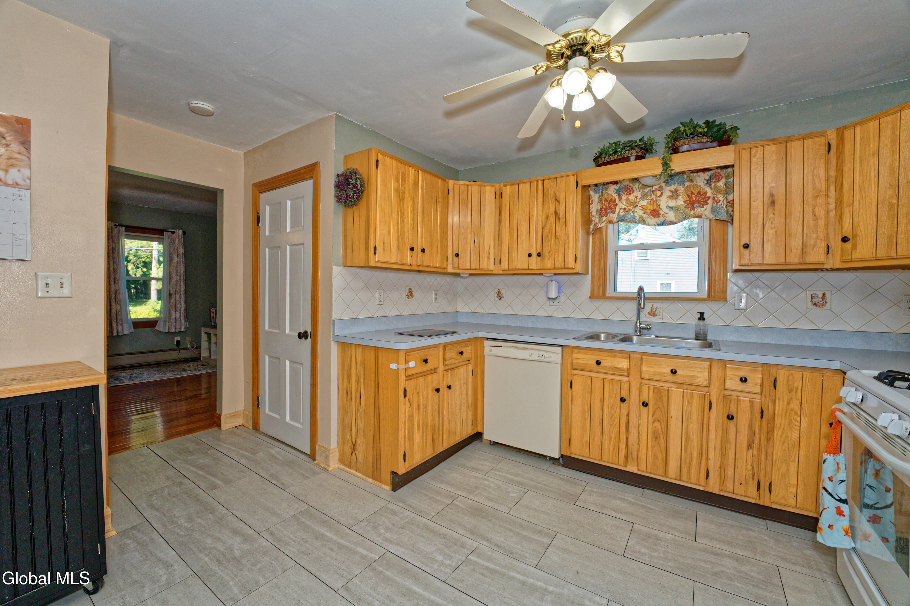 780 Feura Bush Road Bethlehem, NY 12054 - Photo 12 of 39 3 Kitchen 3