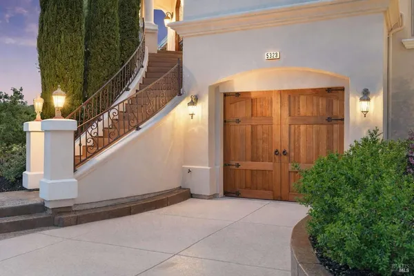 a view of entryway with yard