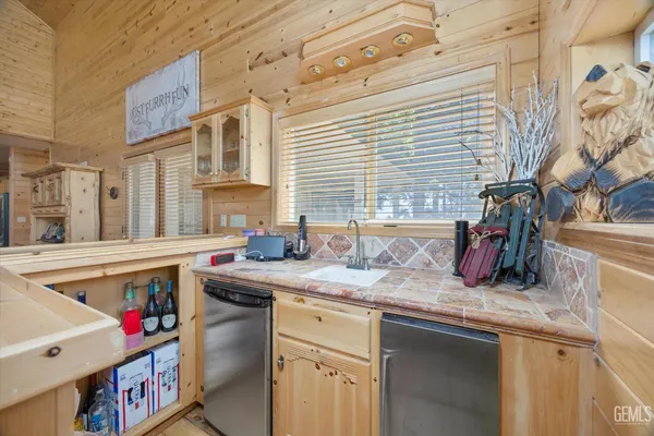 a view of a tree in the middle of a yard