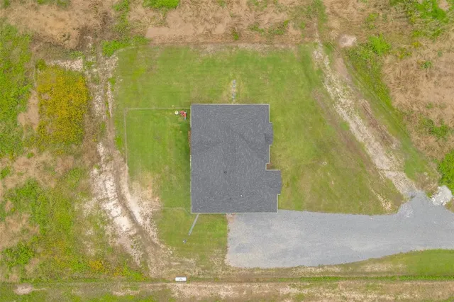 a sign that is sitting in front of a wall