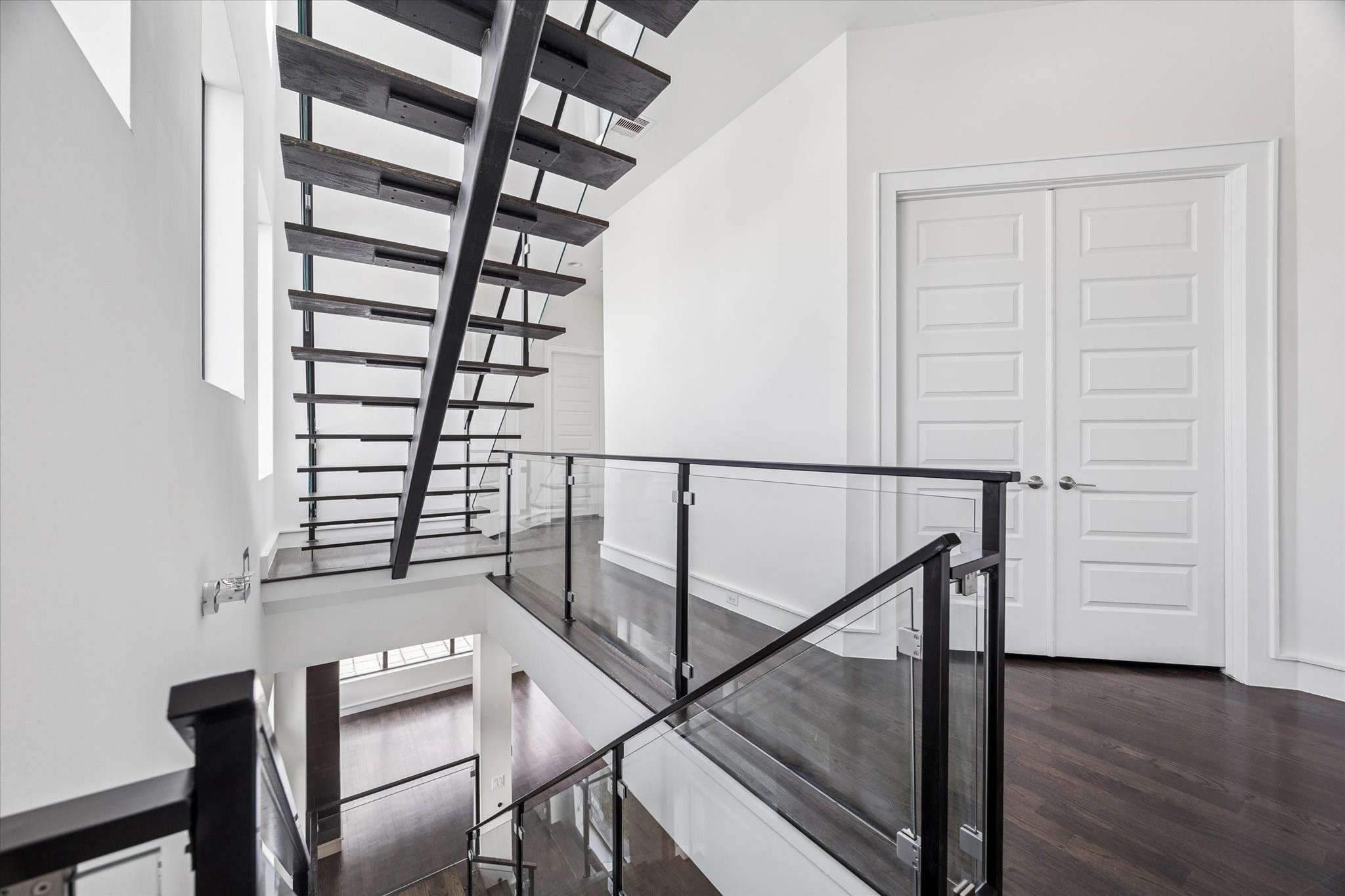 1522 Knox Street Houston, TX 77007 - Photo 11 of 43 a view of entryway with wooden floor