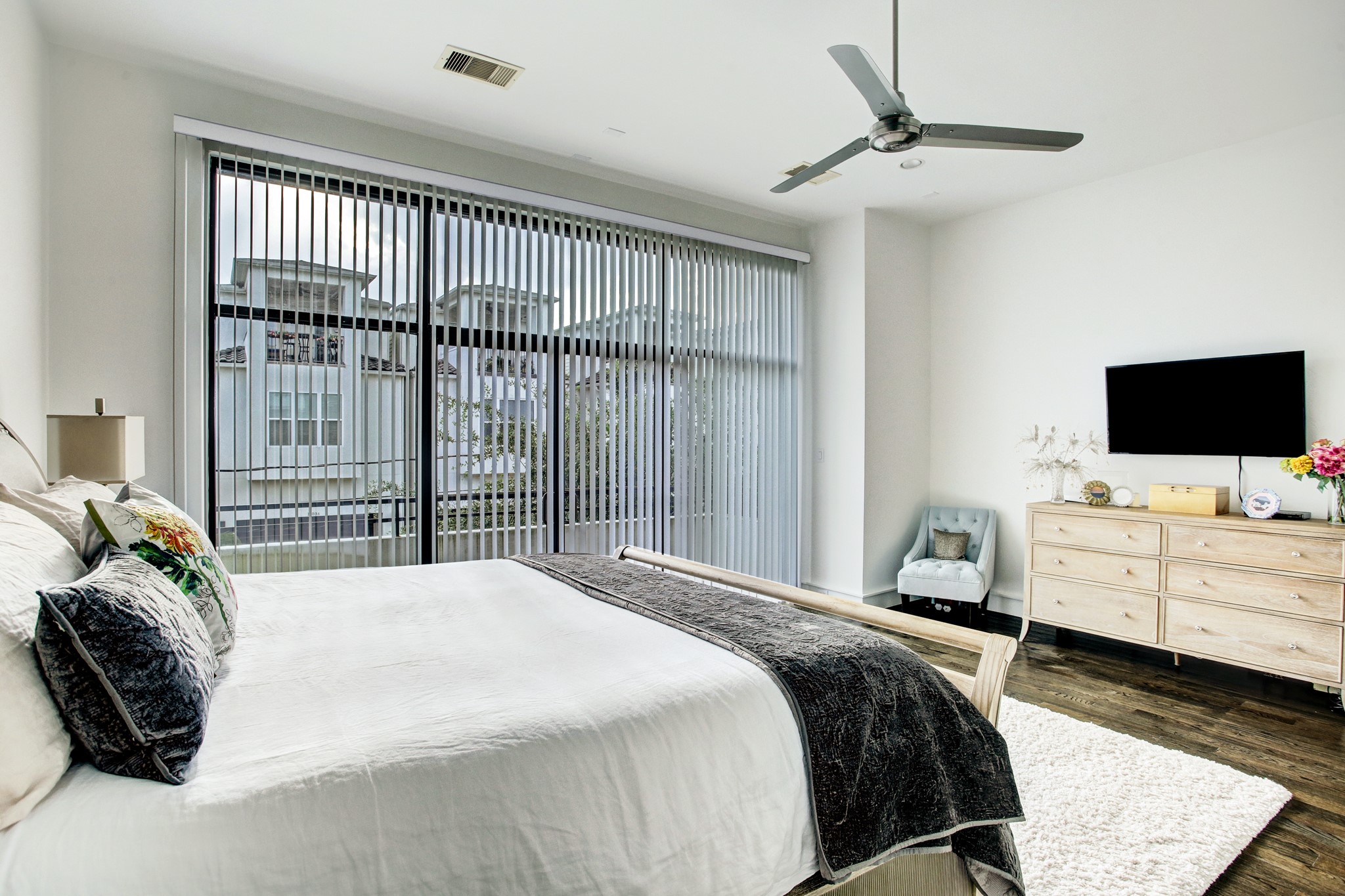 1522 Knox Street Houston, TX 77007 - Photo 14 of 43 a bedroom with a bed and a flat screen tv