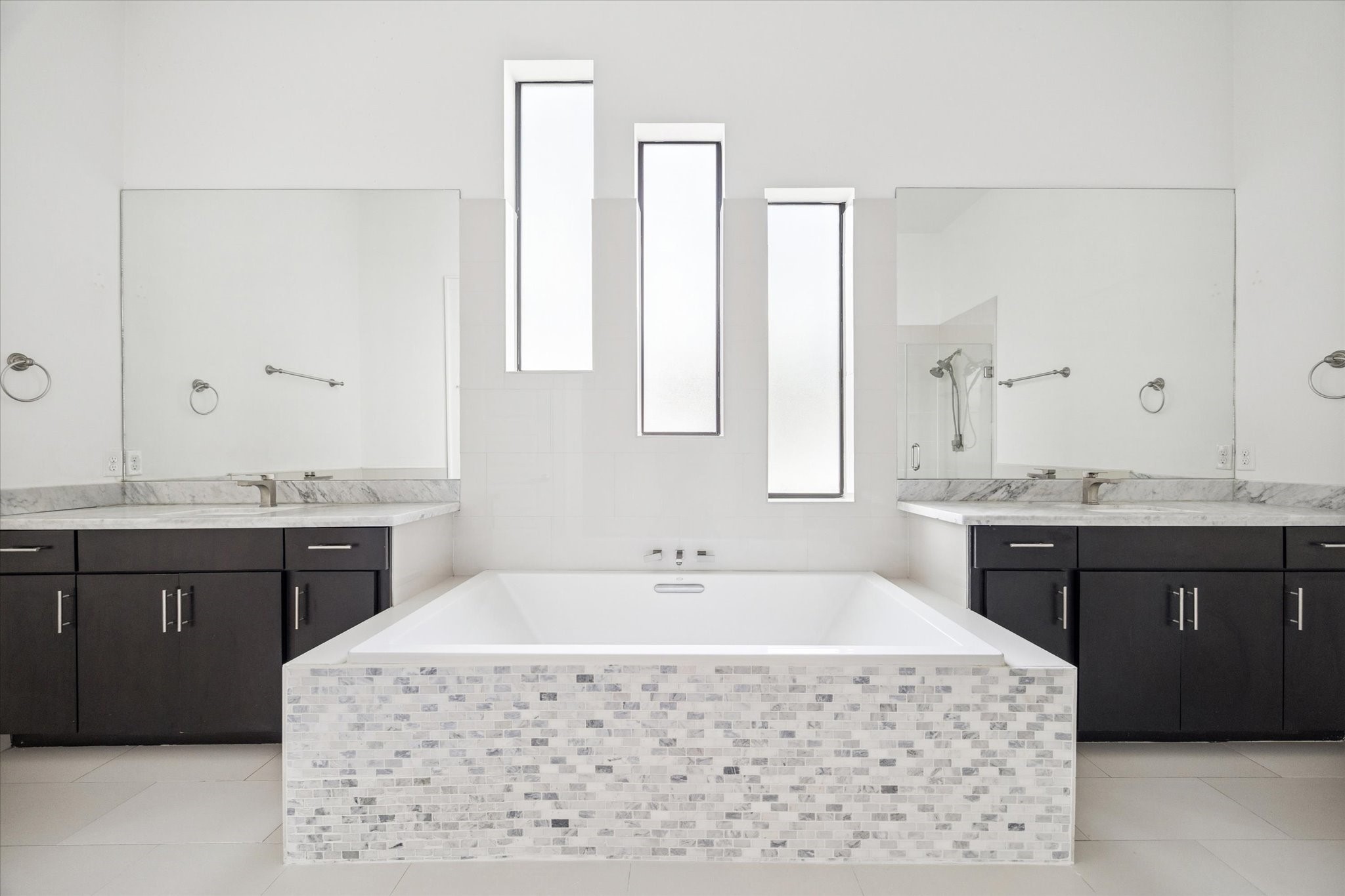 1522 Knox Street Houston, TX 77007 - Photo 16 of 43 a spacious bathroom with a tub double sink and mirror