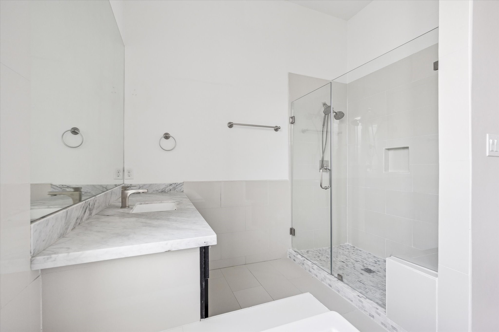 1522 Knox Street Houston, TX 77007 - Photo 17 of 43 a bathroom with a sink and a mirror