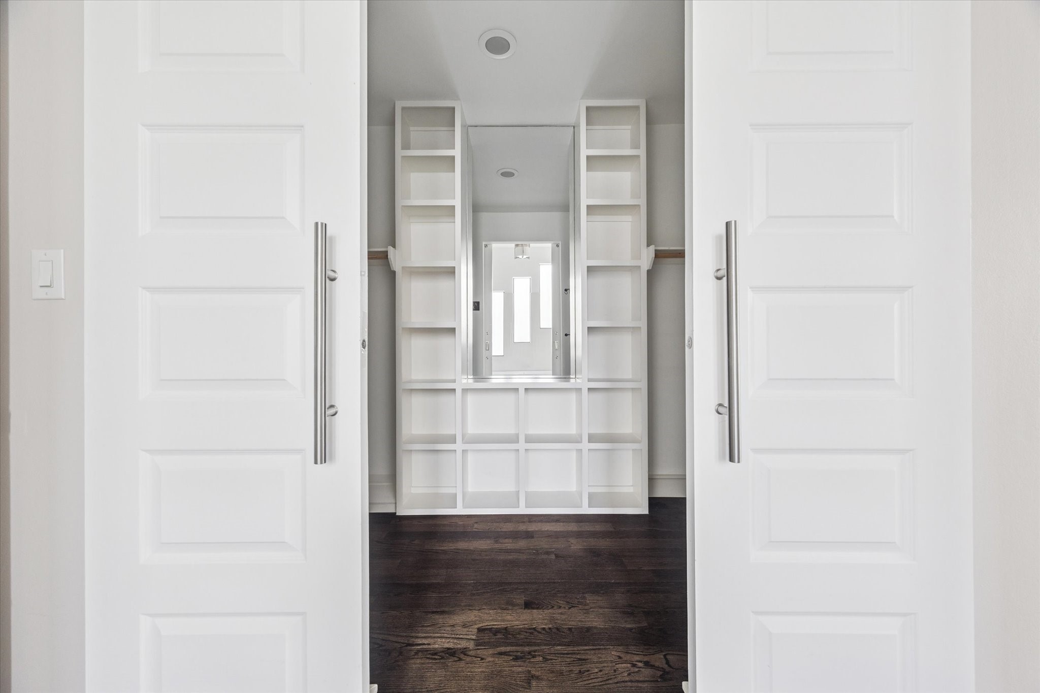 1522 Knox Street Houston, TX 77007 - Photo 18 of 43 a view of wooden floor
