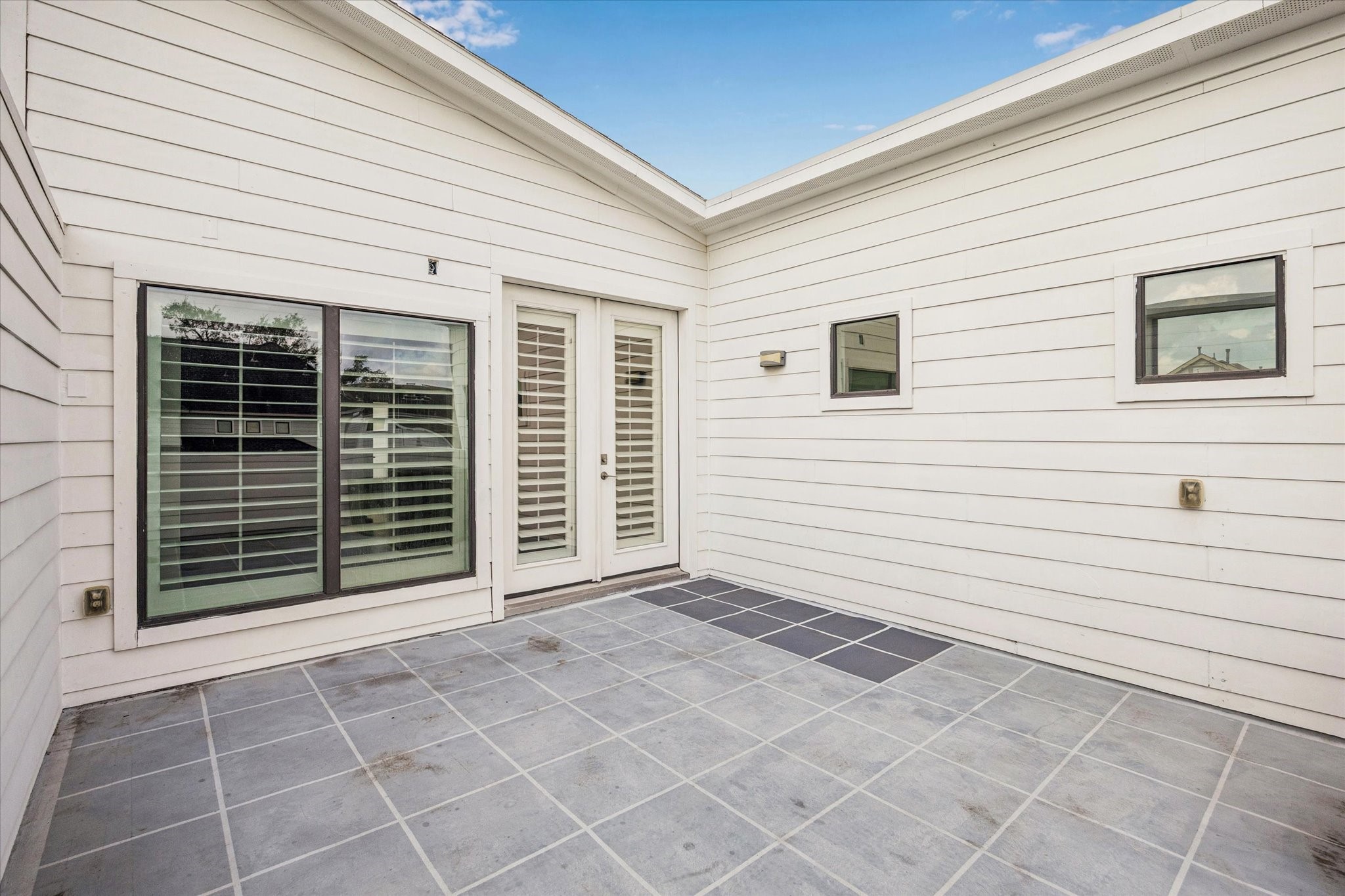 1522 Knox Street Houston, TX 77007 - Photo 32 of 43 a view of a house with white door