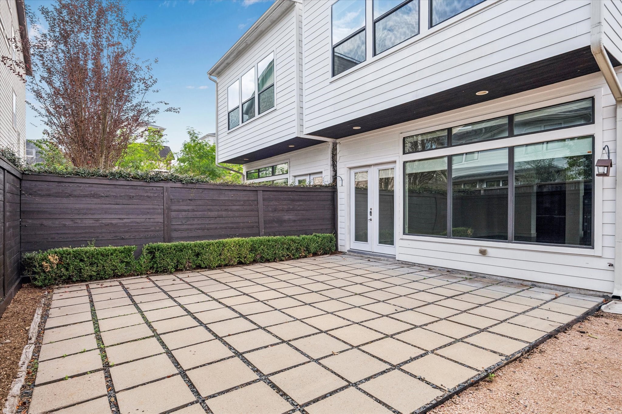 1522 Knox Street Houston, TX 77007 - Photo 38 of 43 a view of a backyard of the house