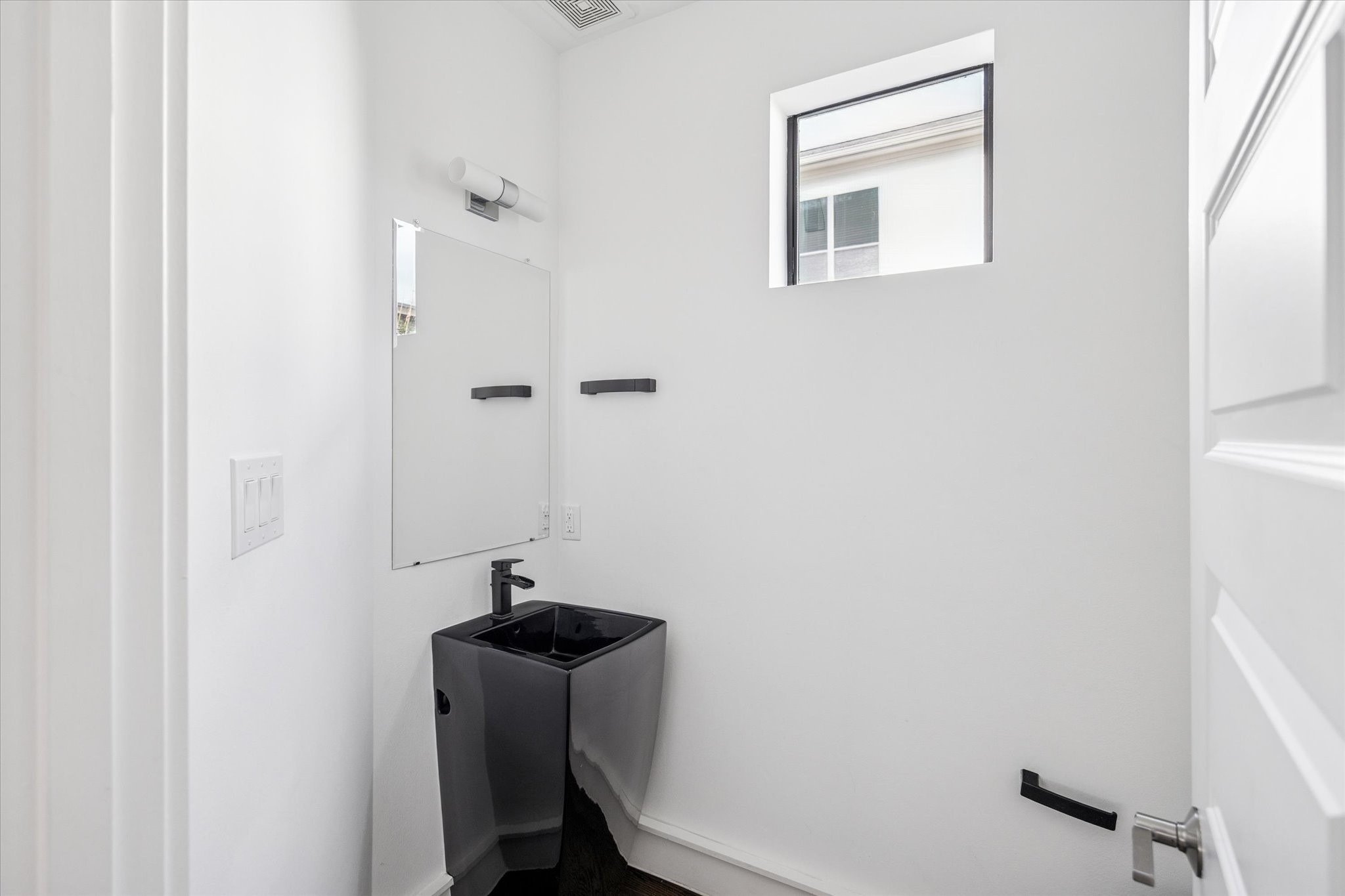 1522 Knox Street Houston, TX 77007 - Photo 39 of 43 a bathroom with a sink and a mirror