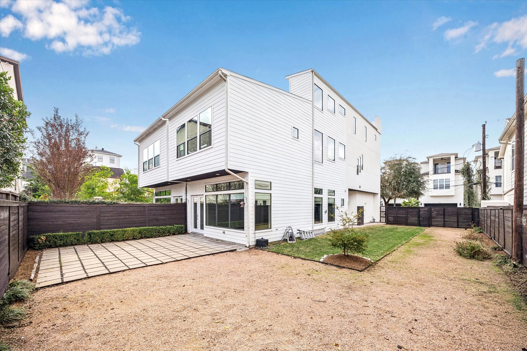 1522 Knox Street Houston, TX 77007 - Photo 42 of 43 a view of a white building with a outdoor space