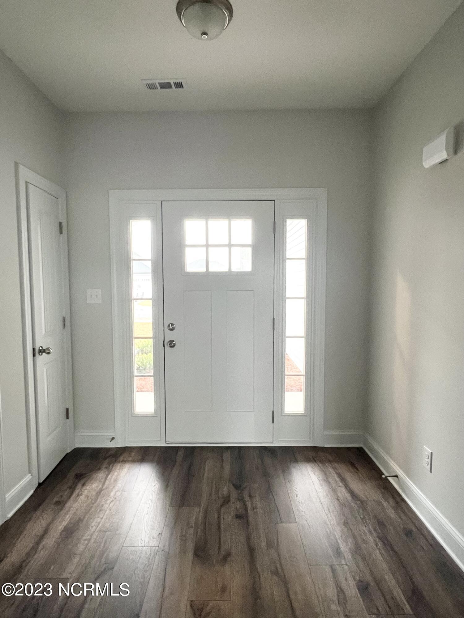 1002 Bluewater Boulevard New Bern, NC 28562 - Photo 2 of 33 IMG_8364