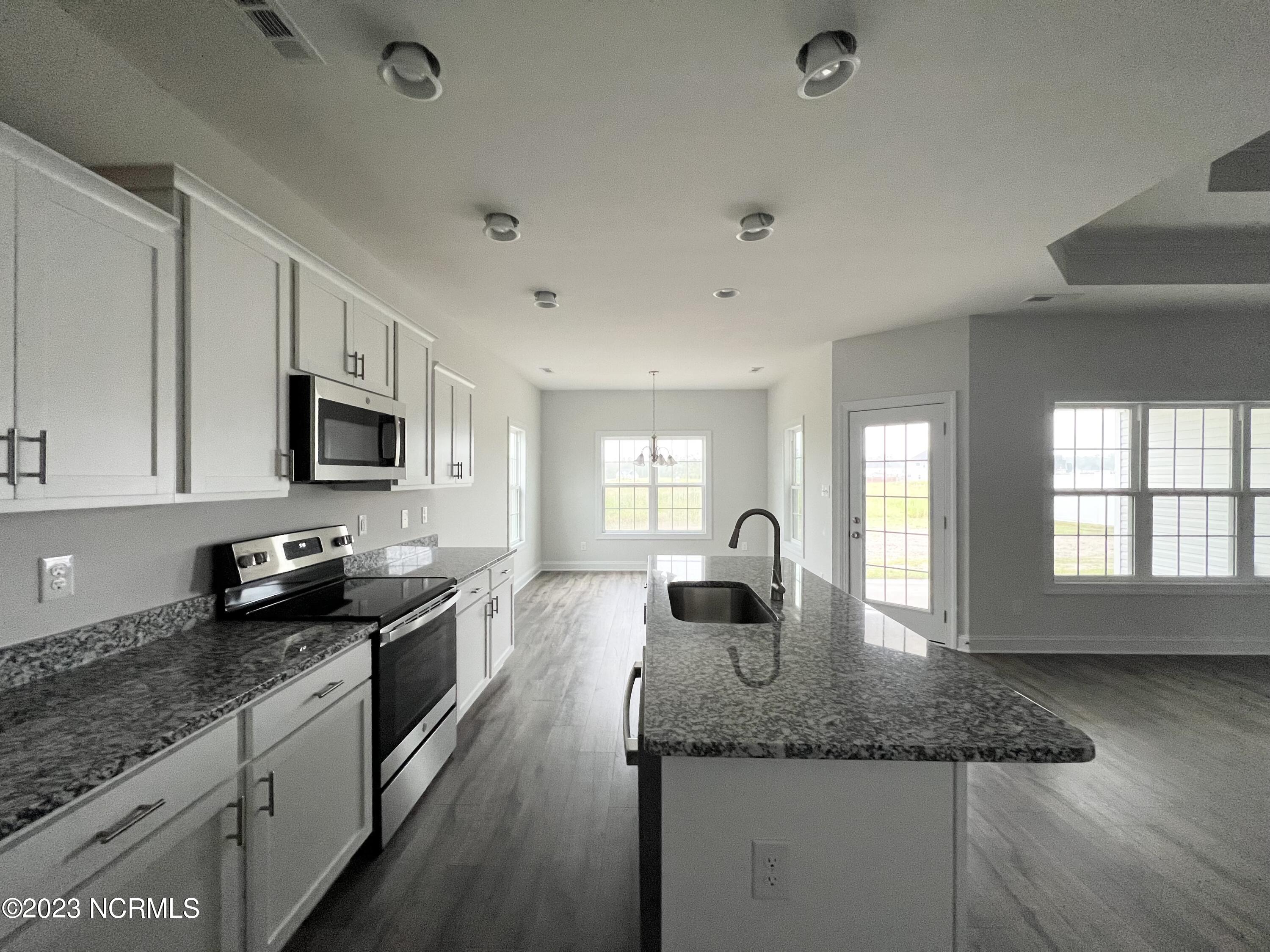 1002 Bluewater Boulevard New Bern, NC 28562 - Photo 7 of 33 IMG_8369