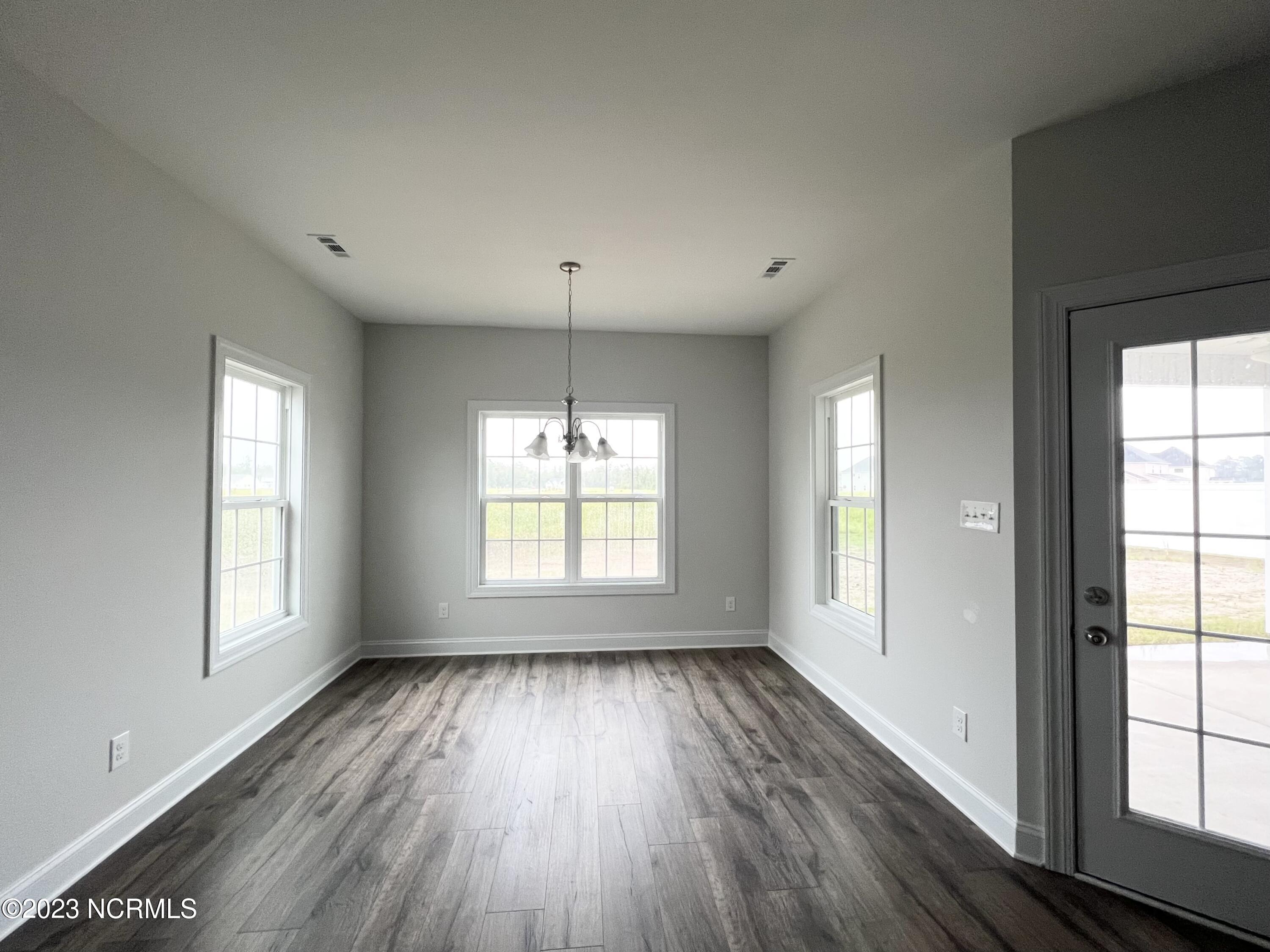 1002 Bluewater Boulevard New Bern, NC 28562 - Photo 8 of 33 IMG_8370