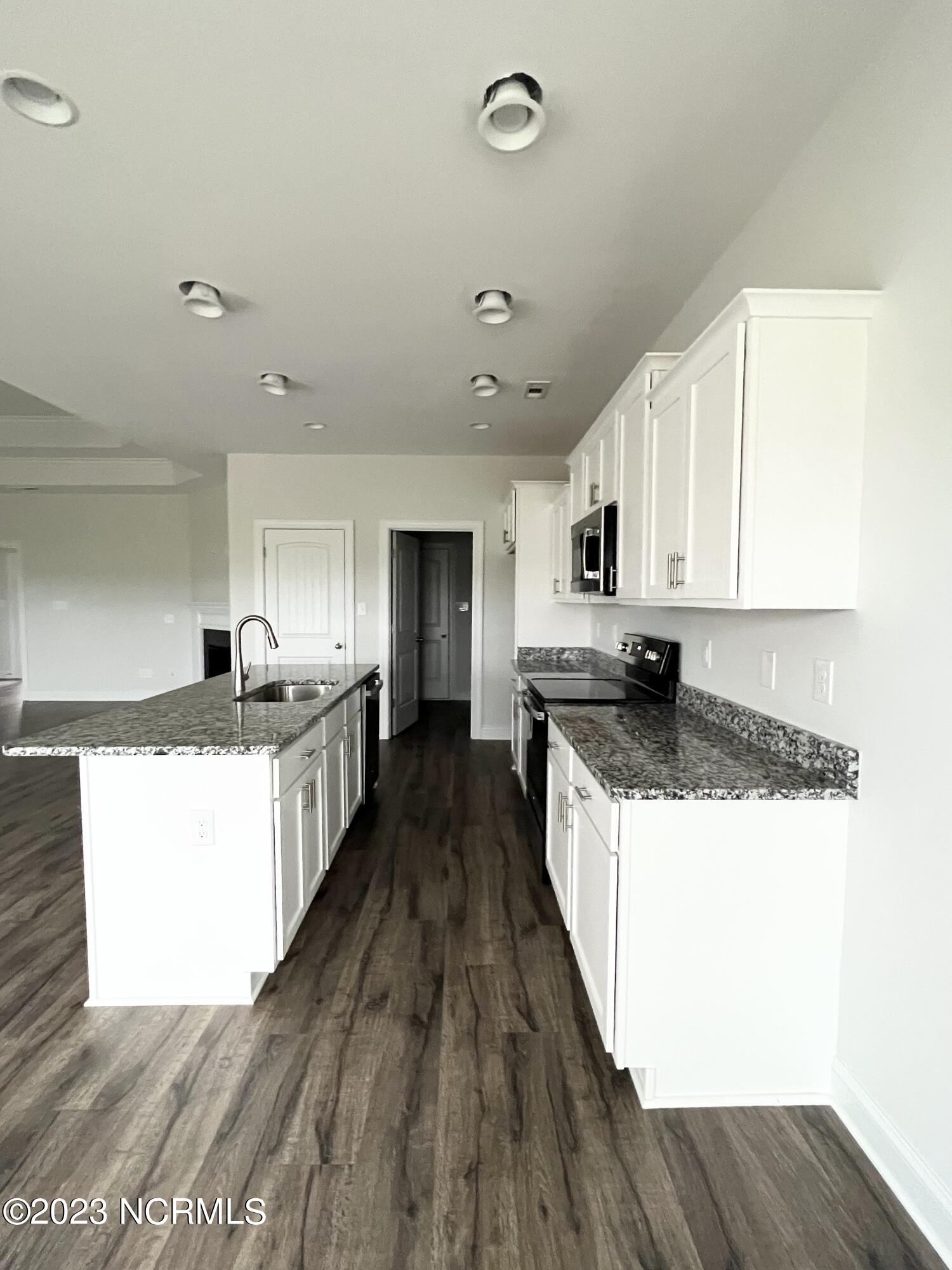 1002 Bluewater Boulevard New Bern, NC 28562 - Photo 9 of 33 IMG_8371