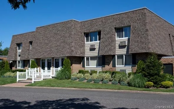 $2,550 | 68 Philip Walk, Unit PW68, West Babylon, NY 11704