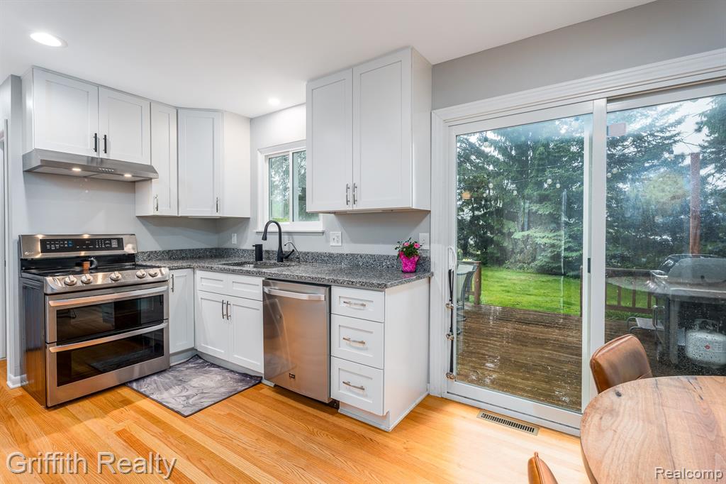13557 Dunham Road Hartland, MI 48353 - Photo 7 of 29 Gallery Image 7