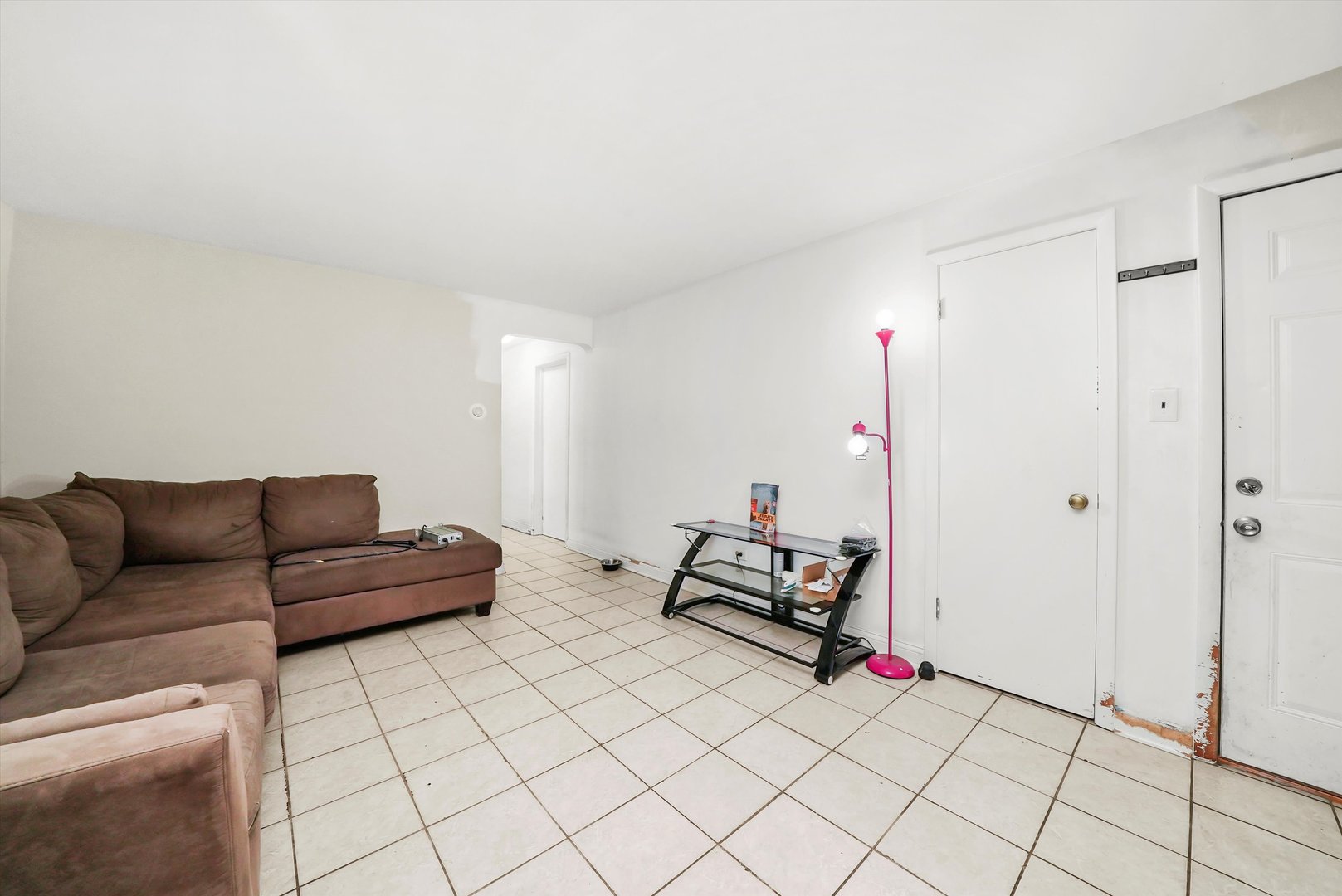 3543 West 57th Street Chicago, IL 60629 - Photo 31 of 43 a living room with furniture and a potted plant