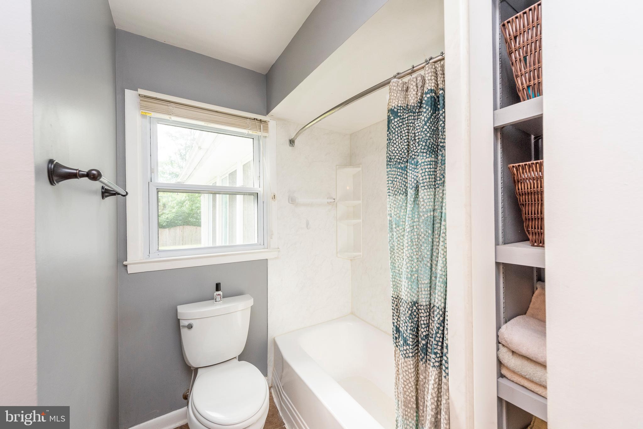 6023 Burnt Oak Road Baltimore, MD 21228 - Photo 20 of 36 Main Level Bathroom
