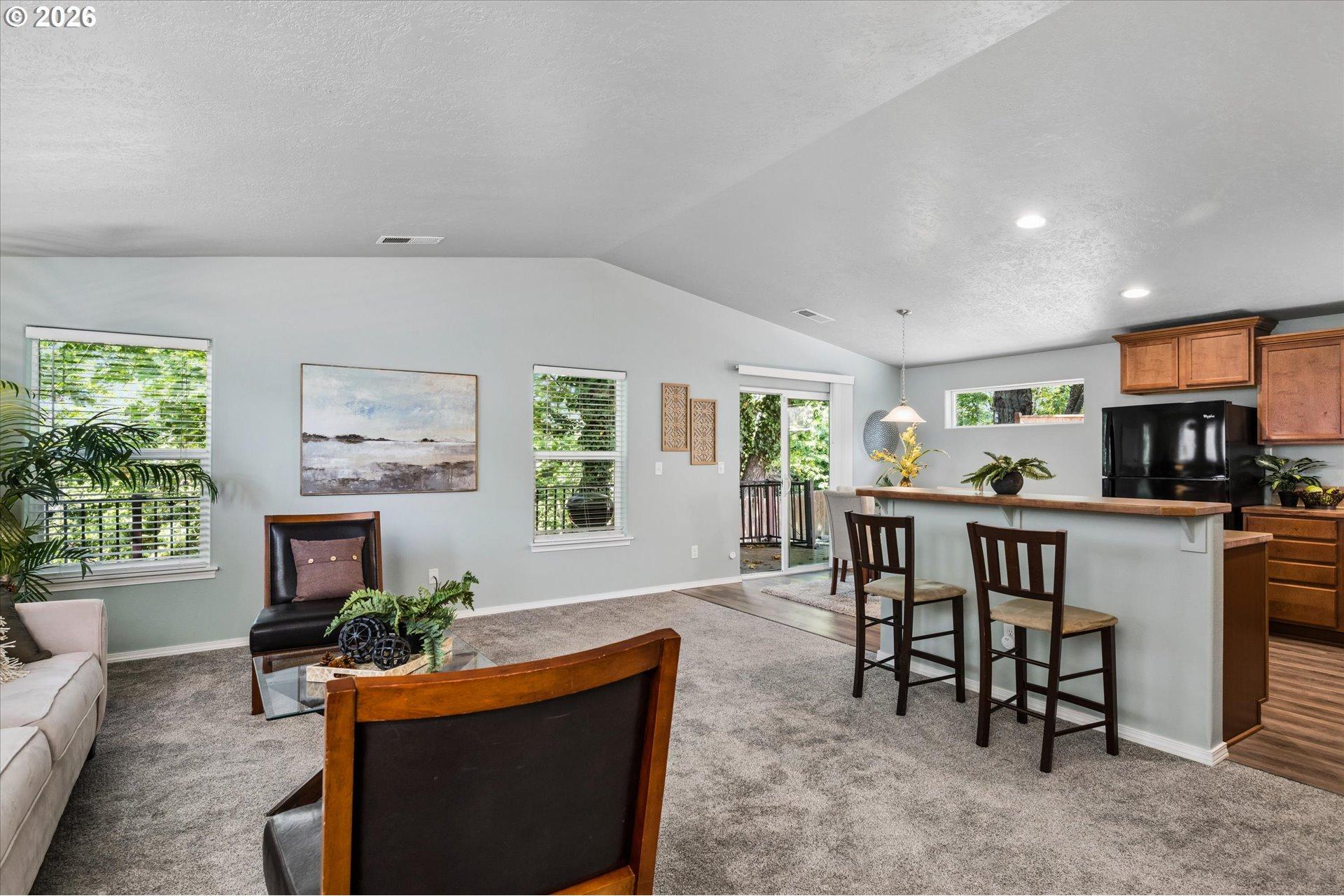 4868 Glacier Drive Springfield, OR 97478 - Photo 4 of 31 Great Room