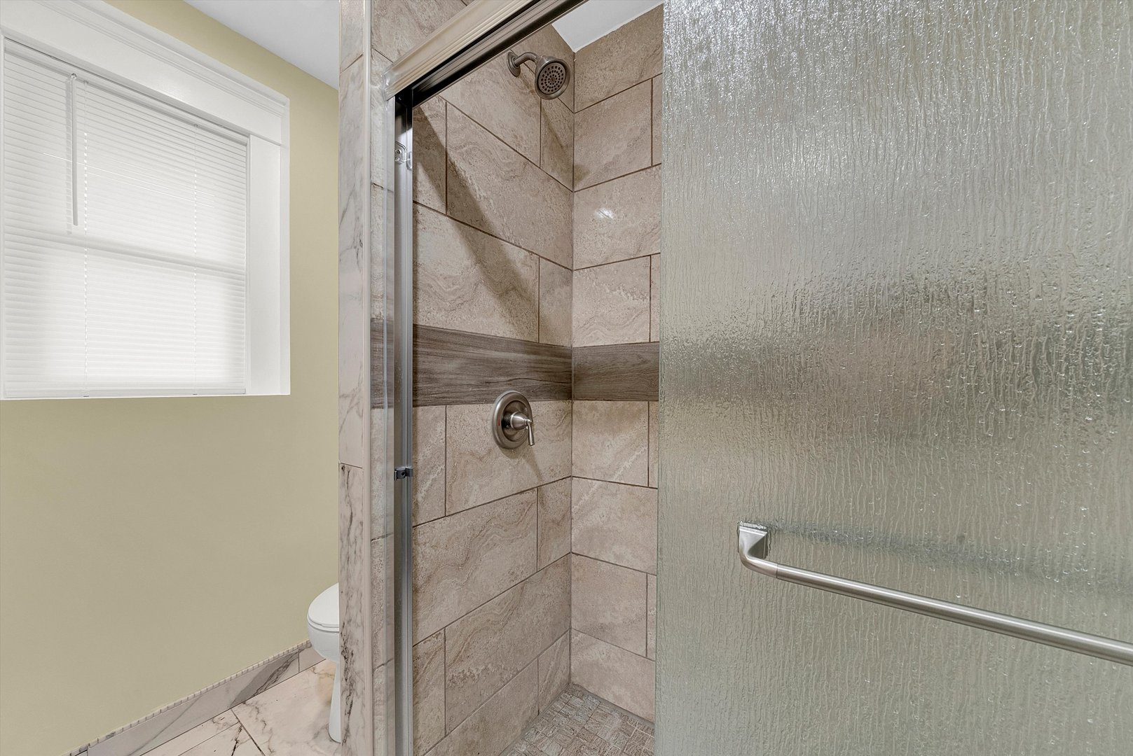 325 4th Street Waukegan, IL 60085 - Photo 23 of 34 a bathroom with a shower