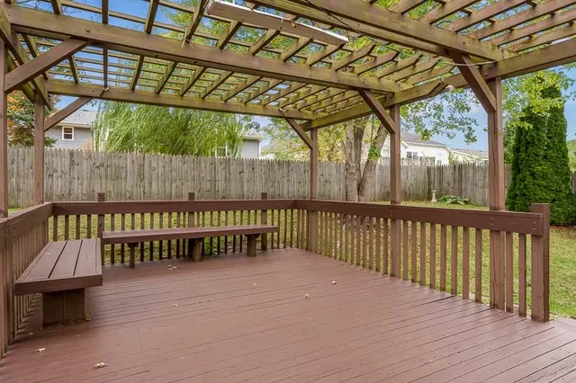 a view of a backyard