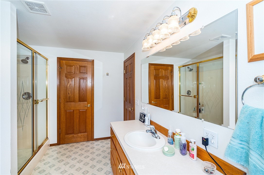 249 South Military Road Winlock, WA 98596 - Photo 20 of 33 a bathroom with a sink a tub and a mirror