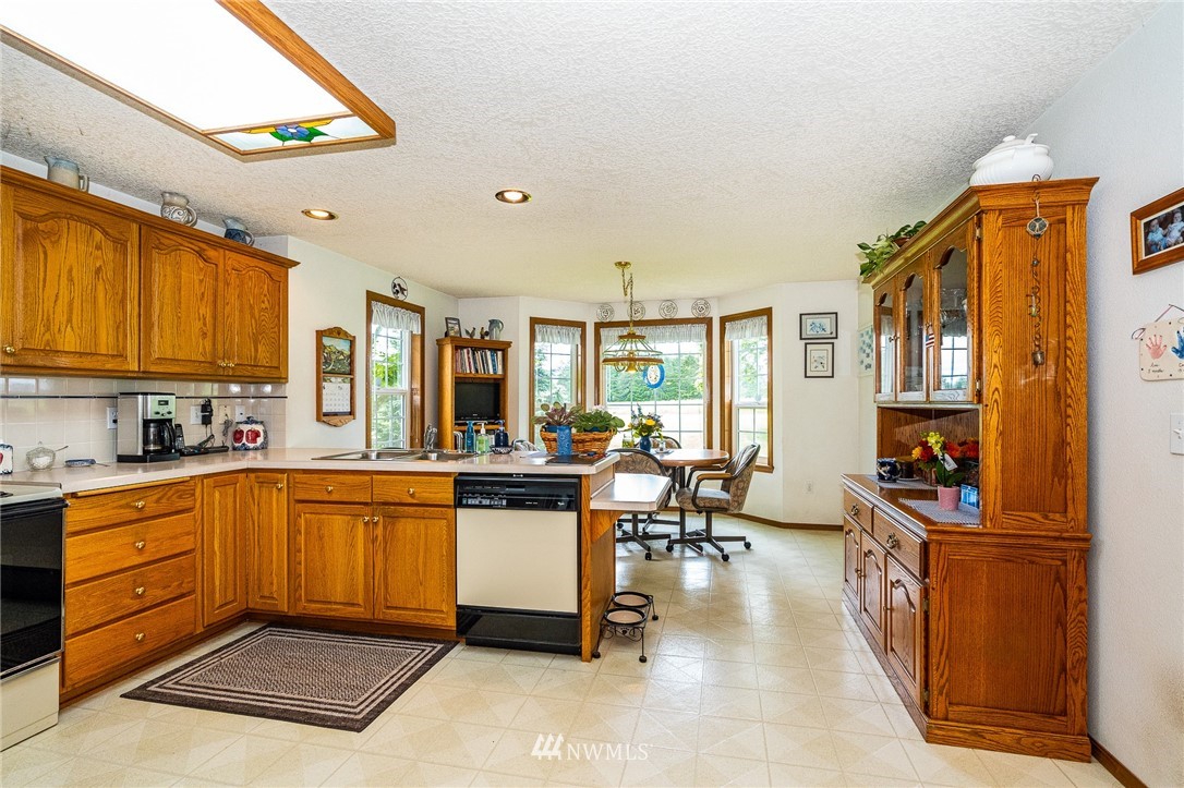 249 South Military Road Winlock, WA 98596 - Photo 10 of 33 a kitchen with granite countertop lots of counter top space